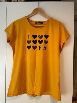 T-shirt - Senapsgul t-shirt med tryck. Storlek: XXL (likt en XL). 