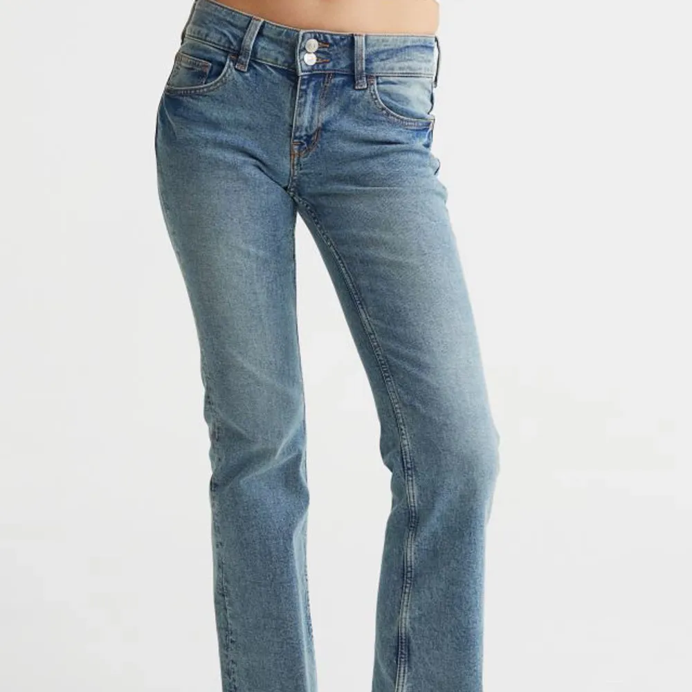 Säljer nu ett par Bootcut jeans från hm som är helt slutsålda. Det har snygga fickor där bak och dubbelknapp där fram. Mycket sparsamt använda därav mycket bra skick! Hör av er vid frågor!💗. Jeans & Byxor.