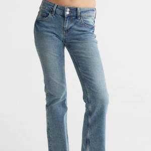 Säljer nu ett par Bootcut jeans från hm som är helt slutsålda. Det har snygga fickor där bak och dubbelknapp där fram. Mycket sparsamt använda därav mycket bra skick! Hör av er vid frågor!💗