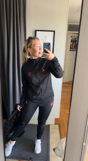 PSG X Jordan - Säljer min PSG x Jordan dress. Nyskick. Storlek XS/S.   Priset är diskuterbart. 