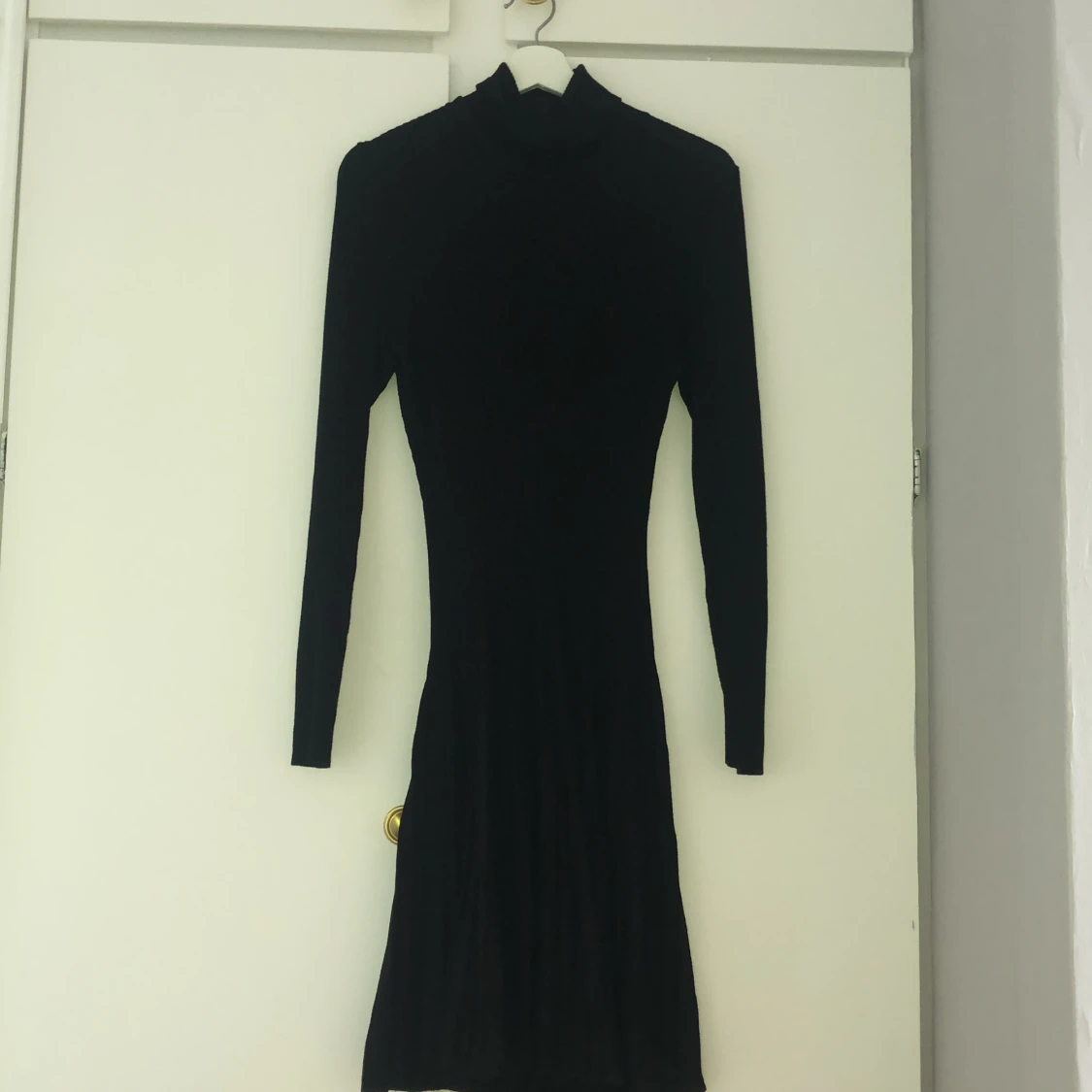 Ribbad svart klänning