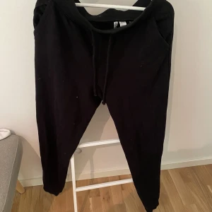 Mjukisbyxor - Sköna mjukisar från HM i storlek M. Sitter skönt. 100kr.