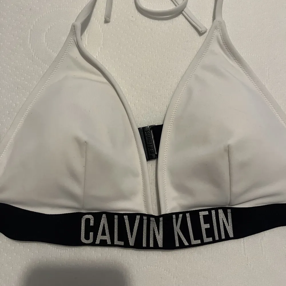 Calvin Klein bikiniöverdel. Väldigt snygg. Endast använd en gång och är i bra skick.. Övrigt.