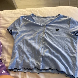 Blå tröja med v ringat  - Säljer en blå T-shirt från shein (använt ca 3 gånger) står ej för frakten 