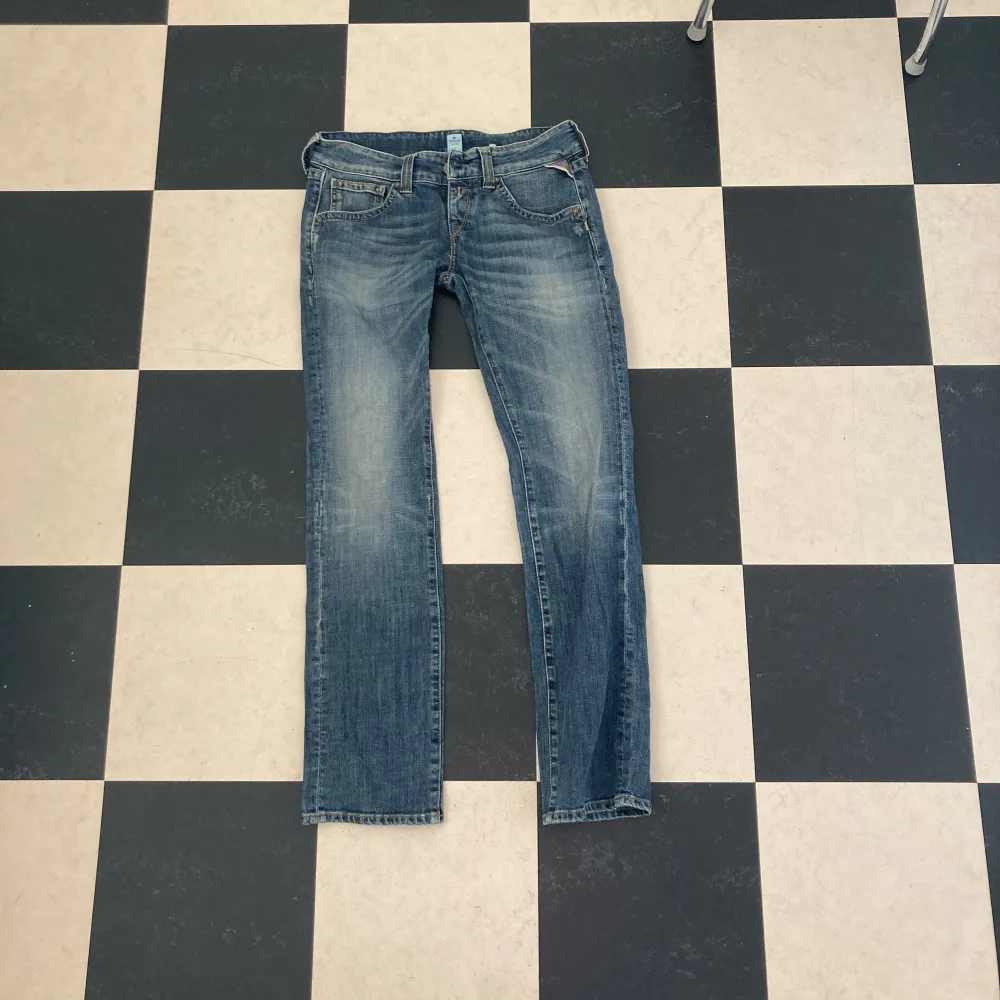 lågmidjade replay jeans, sjukt sexiga men har ej kommit till användning. köpt secondhand.. Jeans & Byxor.