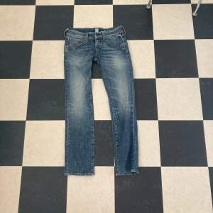 lågmidjade replay jeans, sjukt sexiga men har ej kommit till användning. köpt secondhand.