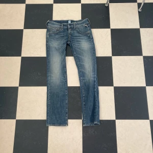 replay jeans - lågmidjade replay jeans, sjukt sexiga men har ej kommit till användning. köpt secondhand.