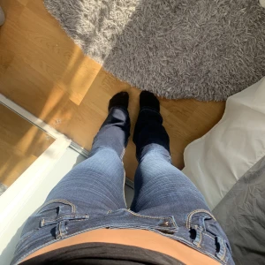 Low waist Jeans - Lågmidjade mörkblå jeans som är köpta vintage!  Midjemått: ca 77 cm  Innerbenslängd: 83 cm !! Har sytt på egen dragkedja vilket betyder att den är lite krånglig och är väldigt svår att dra upp men de går. De syns att ja sytt på egen —> se bild 3