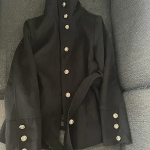 Chiara Forthi  - Säljer nu min älskade jacka från Chiara Forthi från bubbleroom. Den säljs inte längre där därav är bilden tagen från min beställningshistorik. Köpt för 960kr Säljer för 500kr vid snabb affär. Så fin jacka men sitter lite tajt på mig i år. 