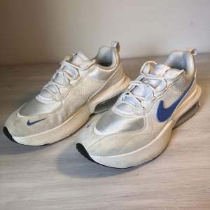 Nike Air Max Verona summit white/ Sail/Platinum tint/ coast  Storlek 44 endast använda två gånger och är k väldigt bra skick