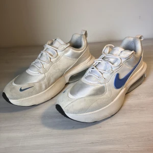 Nike Air Max Verona - Nike Air Max Verona summit white/ Sail/Platinum tint/ coast  Storlek 44 endast använda två gånger och är k väldigt bra skick