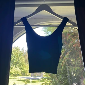 3st strandivarius linnen  - Jag säljer 3 st strandivarius linnen. Alla är i samma modell men olika färger, svart,vit och brun/beige. Man köper alla 3 i ett sätt! Dom är croppade men stretchiga 