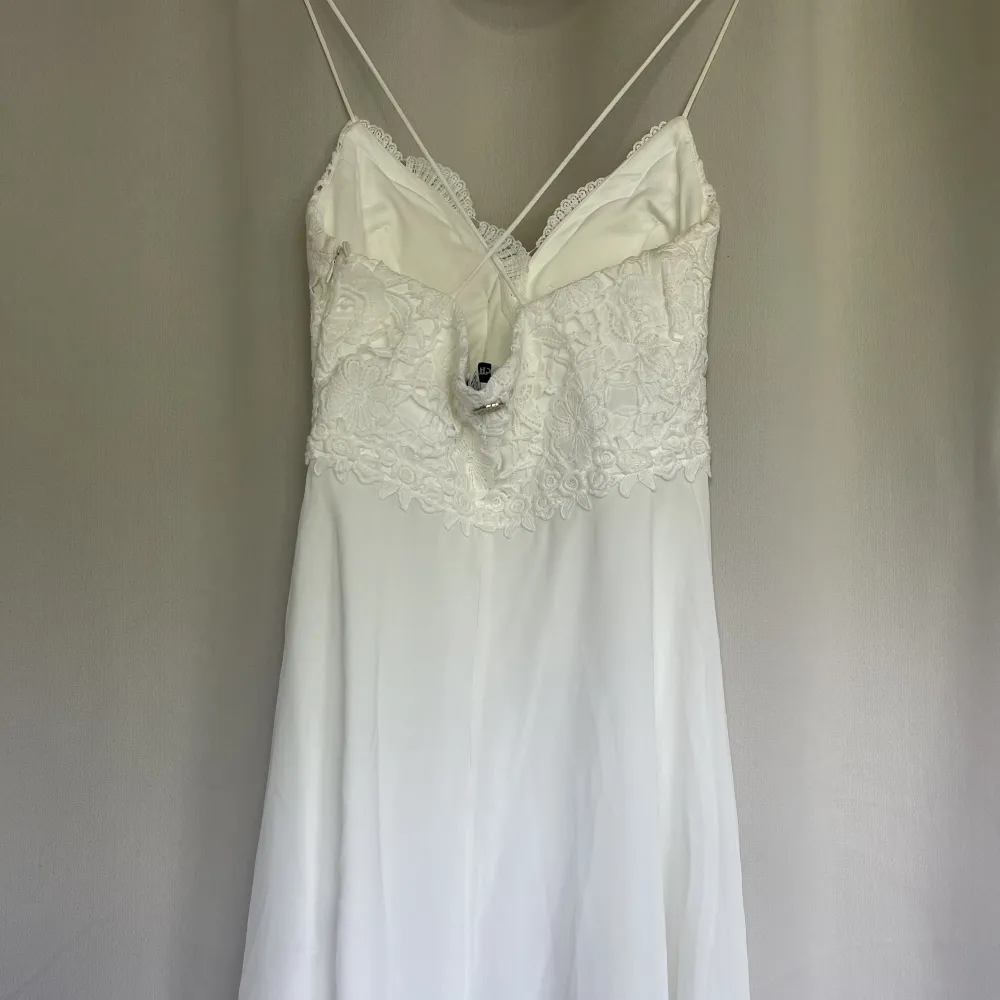 Super söt vit klänning från bubbleroom med märket CHIARA FORTHI🤩använd en gång. Ny pris 649kr men säljer för 200kr💓. Klänningar.