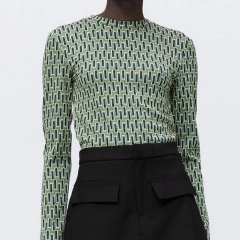 Långärmad tröja från Zara i grönt med blått mönster. Tyget har blivit lite nopprigt💓. Tröjor & Koftor.