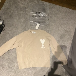 Stickad ami tröja - Storlek S sitter som M . Använd 5 ggr och kommer med påse o tags som på bilden
