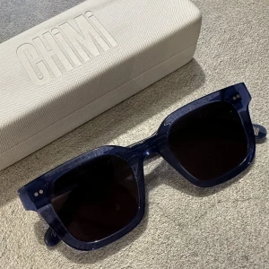 Chimi #004 - Säljer nu mina chimi i modellen 004 i färgen acai. Sparsamt använda så de är i fint skick!! Inga byten! Det är dessa bilder jag har och man ser exakt skicket på dom.