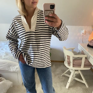 Randig sweatshirt  - Sweatshirt med dragkedja