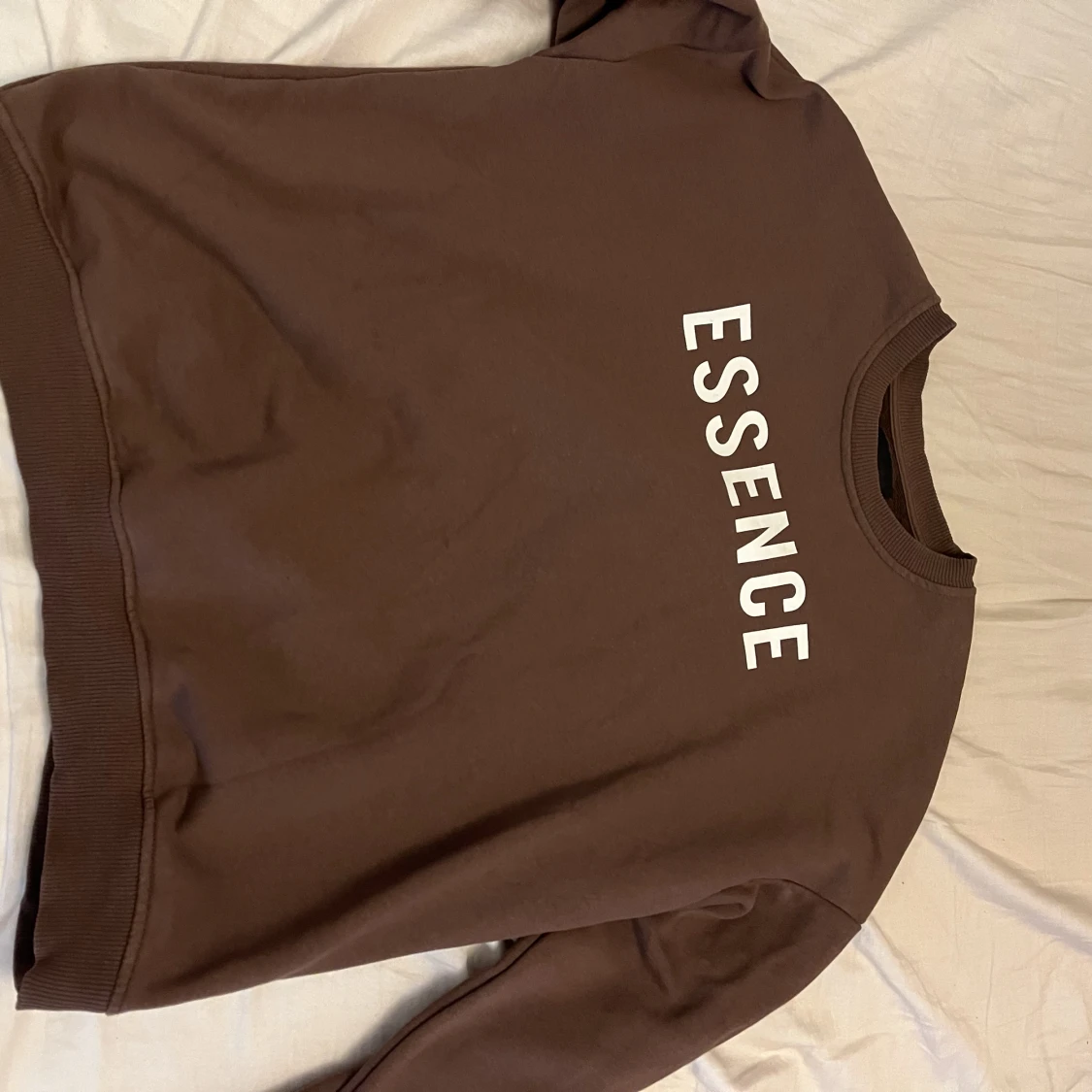 Brun tröja med tryck