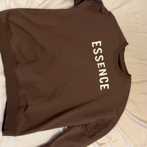 Brun tröja med tryck - Knappt använd 