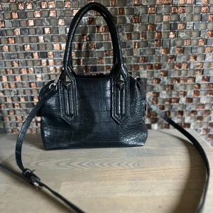 AXELVÄSKA  - Säljer min svarta axelväska ifrån zara . Den har inga defekter och ser ut som ny. Kund står för frakt !