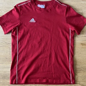 Adidas tshirt - Helt oanvänt. Kontakta för mer information:3