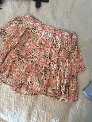 Zara kjol - Kjol från zara med inbyggda shorts! Så fin kjol och använd en enstaka gång🩷