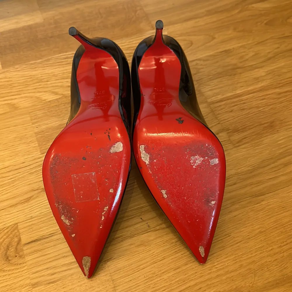 Äkta Christian Louboutin i modellen Kate 100mm köpta i Savannahs Stockholm. Använda 2 gånger endast. . Skor.