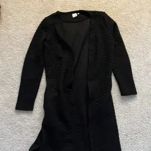 Jätte fin svart kappa med fickor och slits ifrån Vila i storlek M🫶🏼