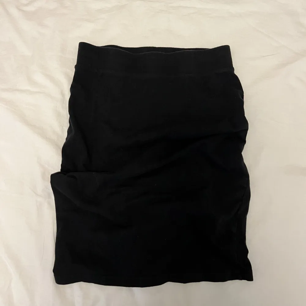 En simpel svart kjol som sitter väldigt fint på. Är använd få gånger och har inga fläckar eller skador. . Kjolar.