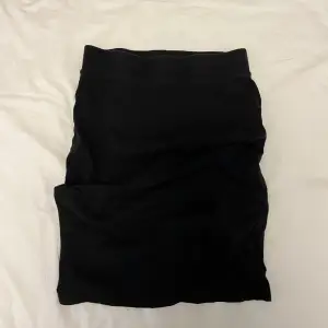 En simpel svart kjol som sitter väldigt fint på. Är använd få gånger och har inga fläckar eller skador. 
