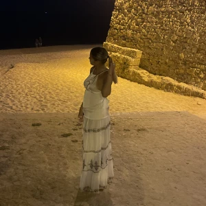 Zara långkjol - Säljer denna uuur snygga slutsålda kjol som jag köpte i Portugal från zara, endast använd 1 gång för att ta dessa bilder så därav är skicket helt nytt! Har till och med prislappen kvar! Hör jätte gärna av dig vid frågor💞💞