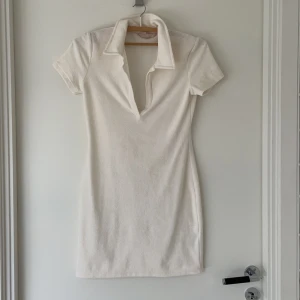 Frotéklänning - Supersöt kort frotéklänning från HM, sitter figursytt! 💕