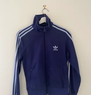 Adidaströja  - Fin adidas zip up som är lila/blå. Superbra skick! Använd gärna köp nu💗