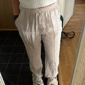 Beiga linnebyxor  - Säljer dessa beiga linnebyxor 🩷 dom är från Chelsea. Skicket är fint!! Storlek XXS men passar XS/S också!!