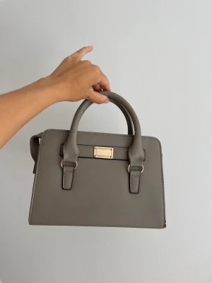 Väska - Grå väska