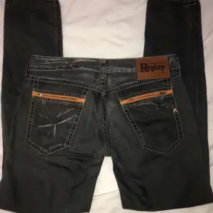 Jättefina lowwaisted vintage Replay jeans i storlek W27/L32. Passformen är Straight Leg/Boyfriend jeans ish😎 Det saknas tyvärr en drag kedja bak och dem har en litet hål vid jumsken som inte syns om man har på sig dom💛🧡🩶 Pris går att diskutera.🕺✨
