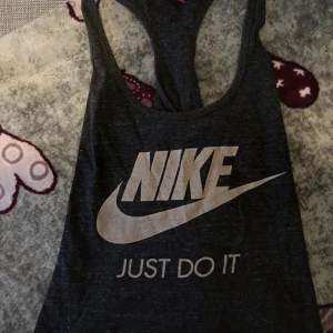 Linne - Svart linne som det står Nike på. Den är i bra skick.