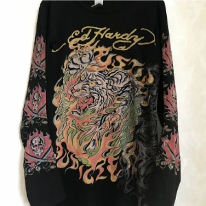 Söker Ed Hardy! - 💕💕Söker ed Hardy kläder, och helst tröjan på bilen och andra långärmad, helst lite Oversized💕💕Skriv gärna om ni skulle vilja sälja något💕
