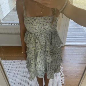 Blommig klänning🩵 - Sommrig volangklänning💕