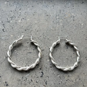 Silver örhänge - Silverfärgade örhänge  Omkrets 4cm  Nyskick  Skickas mot fraktkostnad  Swish betalning