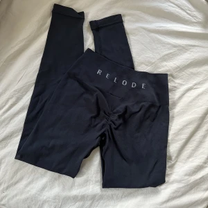 Relode Prime Seamless Tights - Svart - Tights från Relode, storlek XS, passar S. Har scrunch som är halvvägs så man får snygg rumpa utan att scrunchen syns! Använda en gång. Ord pris 699kr. Mitt pris 240kr