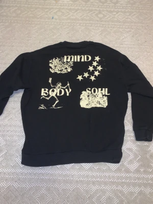 Sweatshirt - Svart sweatshirt från ASOS. Tryck på baksidan/ryggen. Väldigt bra skick, knappt använd storlek s