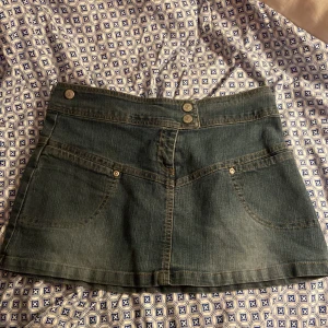 Kort jeanskjol - Väldigt fin jeanskjol, aningen kort och för liten för mig. Inga felaktigheter alls på den! Inte så töjbar men ändå relativt tunt tyg.💕