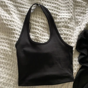 öppenrygg topp - superfin, ger bra stöd. från hm ribbad