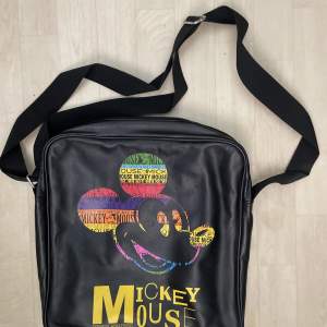 Mickey mouse väska köpt från disney land,med förvaring. Inte mycket använd