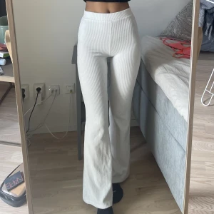 Vita Manchester byxor  - Vita mjukis-manchester byxor från Gina tricot storlek xs