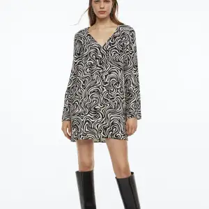 Helt ny klänning från H&M, prislappen kvar!! Säljer då den var för liten över ryggen/axlarna för mig. Pris 40kr. Storlek S
