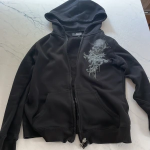 skelett kofta - nästan oanvänd skulle jag säga, funkar till vilken outfit som helst super skön, mer bilder privat :)