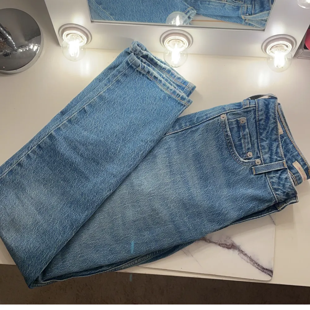 Dessa byxor köpte jag för att testa ett par low waist men trivdes aldrig i det då jag alltid har använt high waist byxor! Helt nya och aldrig använda förutom när jag provat dem!💕Nypris i butik 1200kr💕. Jeans & Byxor.