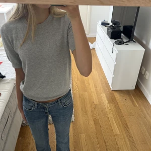 Stickad kortärmad tröja - Grå skjortärmar stickad tröja från zara💕 ny skick! Hör av er vid funderingar!